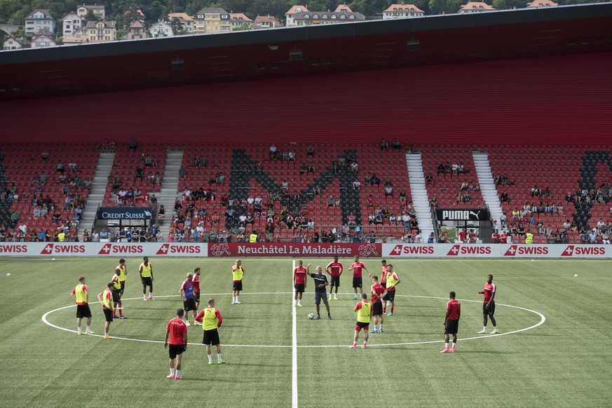 Swiss head coach Vladimir Petkovic, talks to his players during a training session of the Swiss soccer national team, at the Stadium Maladiere, in Neuchatel, Switzerland, Tuesday, May 30, 2017. Switze ...