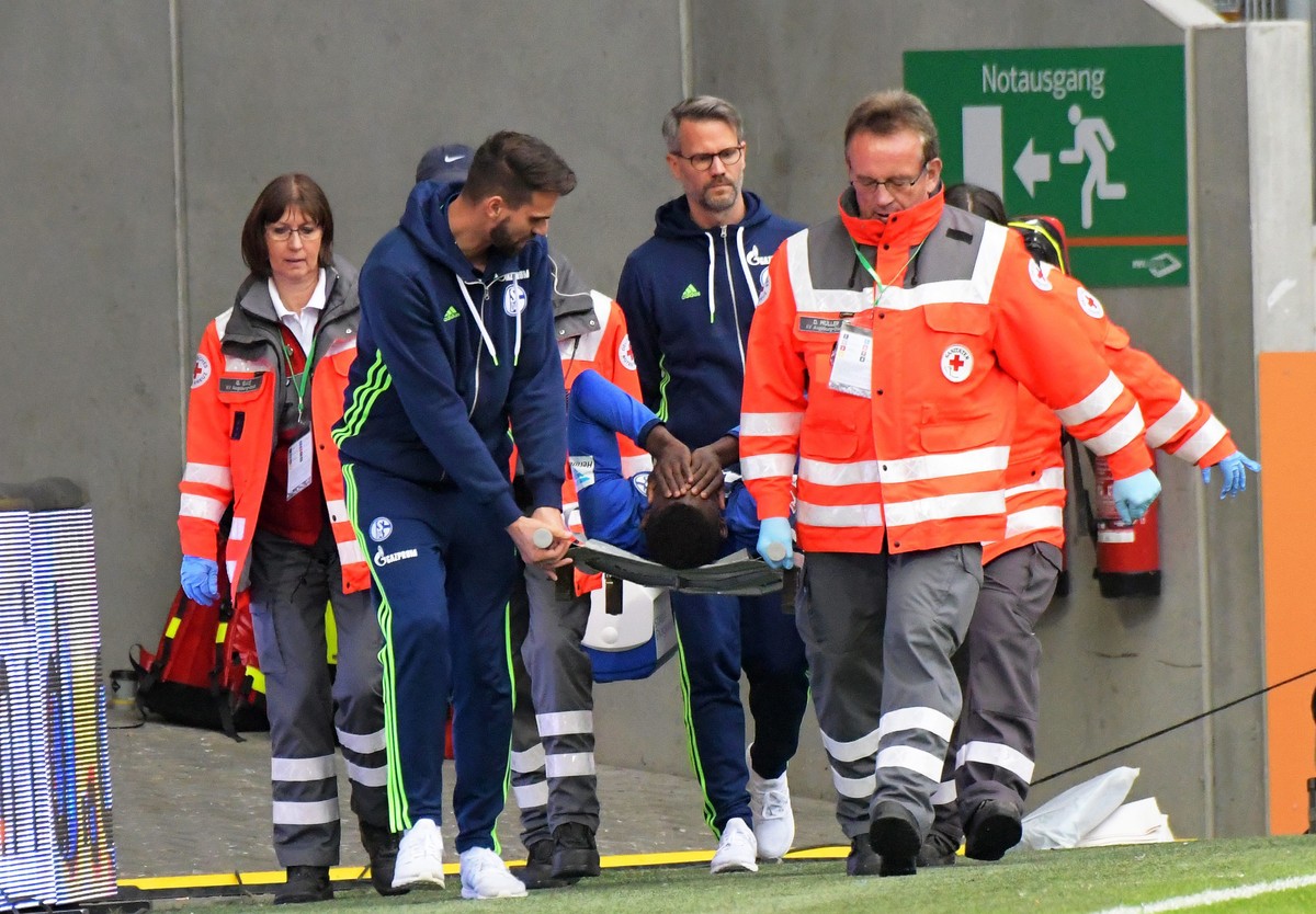 epa05586588 Schalke's Breel Embolo (C) is stretchered off the pitch after being injured during the German Bundesliga soccer match between FC Augsburg and FC Schalke 04 in Augsburg, Germany, 15 Oc ...