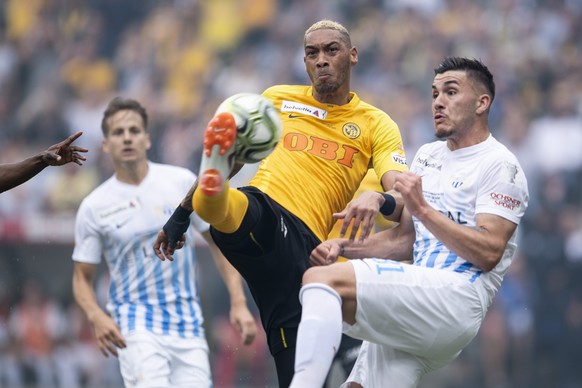 YBs Guillaume Hoarau , links, im Duell mit Zuerichs Mirlind Kryeziu, rechts, im Schweizer Fussball Cupfinalspiel zwischen den Berner Young Boys und dem FC Zuerich, am Sonntag 27. Mai 2018, im Stade de ...