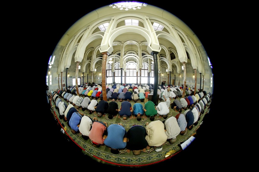 epaselect epa06162572 Muslims pray at the Mosque of the Islamic Centre of Madrid, the main mosque of the city and the biggest in Spain, during Friday prayers in Madrid, Spain, 25 August 2017. The Imam ...