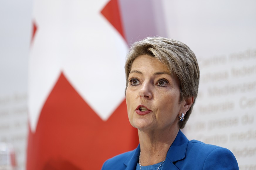 Bundesraetin Karin Keller-Sutter spricht waehrend einer Medienkonferenz zur OECD Mindestbesteuerung, am Montag, 24. April 2023 in Bern. (KEYSTONE/Peter Klaunzer)