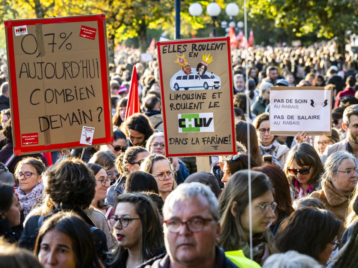 La fonction publique et parapublique vaudoise a manifesté jeudi soir à Lausanne contre les coupes budgétaires annoncées par le Conseil d'Etat.