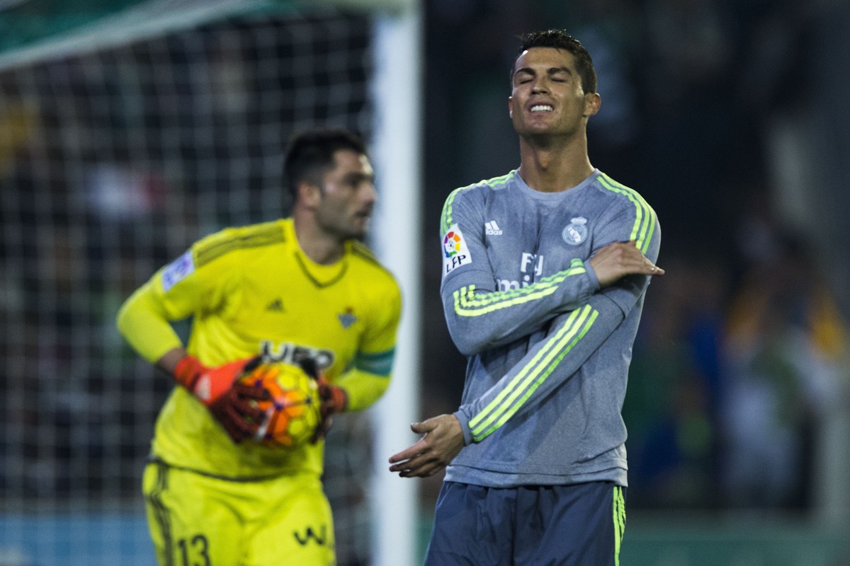 Cristiano Ronaldo ärgert sich über eine vergebene Torchance.