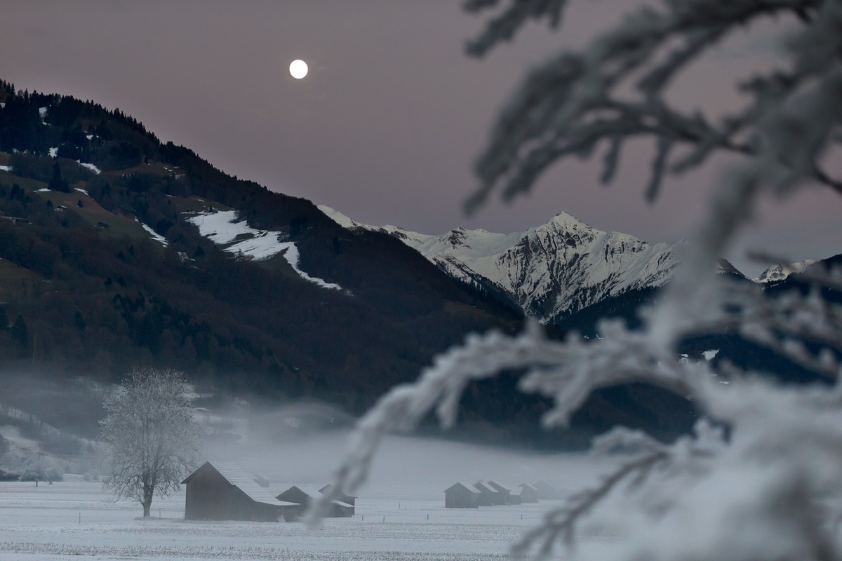 Der Mond erhellt die nebelverhangene Ebene in den Schwellenen in Gruesch im Vorderpraettigau, am Sonntag, 15. Dezember 2013. (KEYSTONE/Arno Balzarini) 
The moon lights up a foggy landscape in Gruesch ...