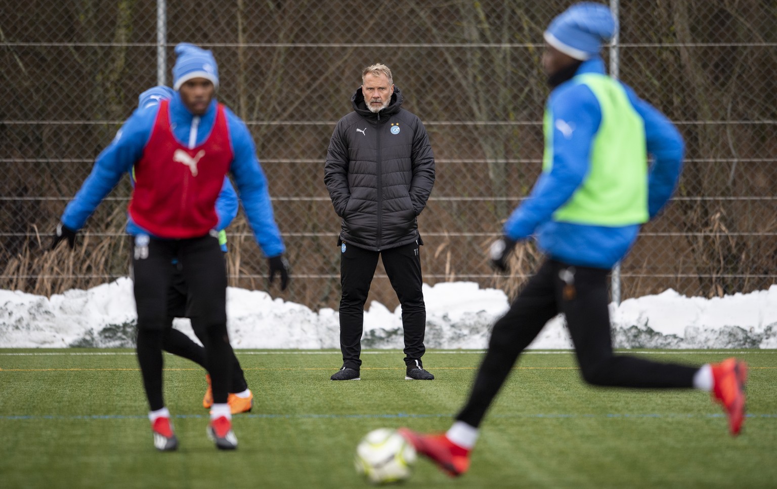 GC Trainer Thorsten Fink verfolgt das Training seiner Mannschaft Grasshopper Club Zuerich auf dem Campus, aufgenommen am Dienstag, 8. Januar 2019 in Niederhasli. (KEYSTONE/Ennio Leanza)