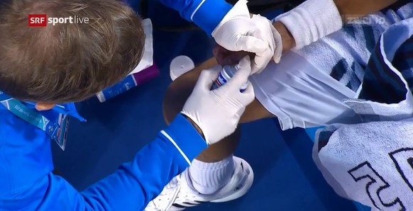 Djokovic muss sich im ersten Satz behandeln lassen.