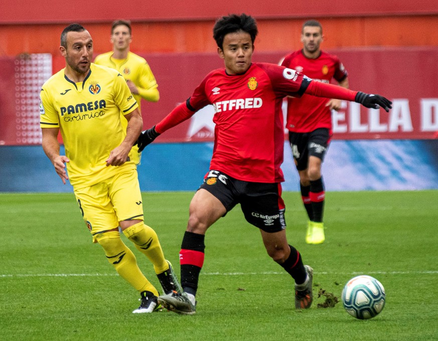 epa07986150 Villarreal&#039;s midfielder Santiago Cazorla (L) vies for the ball with Mallorca&#039;s Japanese forward Takefusa Kubo (R) during the Primera Division LaLiga match between Mallorca and Vi ...