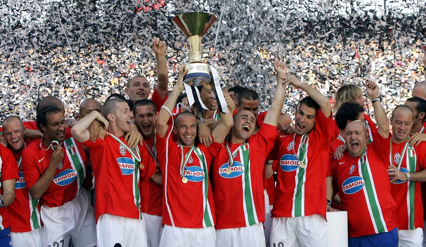 Juventus&#039; Alessandro del Piero holds aloft the trophy after his team clinched its second straight Serie A soccer title, at the Bari San Nicola stadium, Italy, Sunday, May 14, 2006. Juventus defea ...