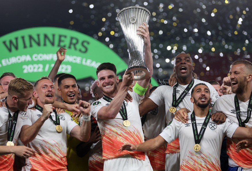 epa10678584 Declan Rice (C) of West Ham celebrates with the trophy after winning the UEFA Europa Conference League Final soccer match between AFC Fiorentina and West Ham United, in Prague, Czech Repub ...