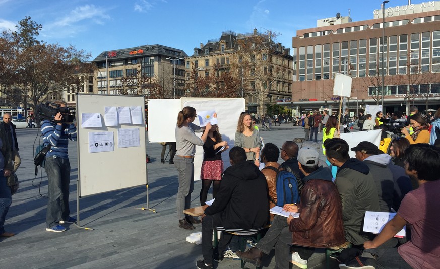 «Bildung für Alle» in einem «Schulzimmer ohne Grenzen»: ASZ-Unterricht auf dem Sechseläutenplatz.