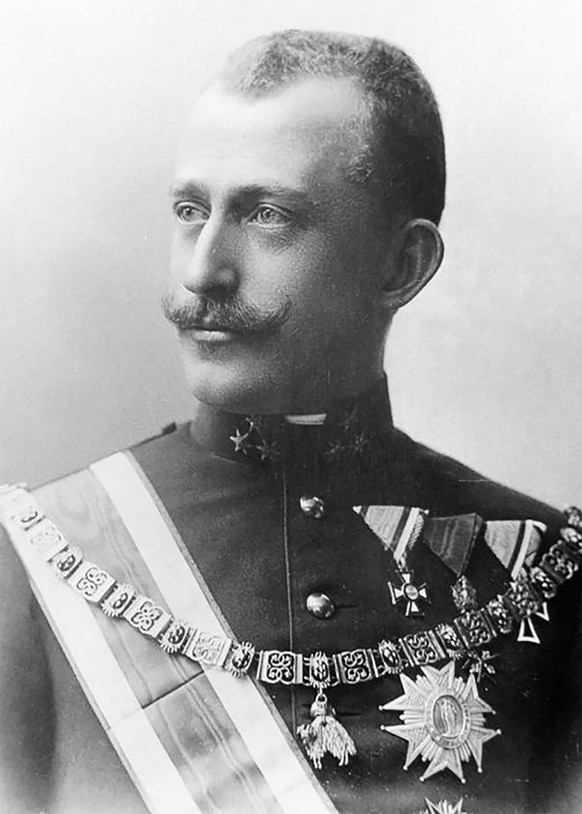 Leopold bittet das Oberhaupt der Habsburger, ihn aus den Pflichten als Erzherzog zu entlassen. Er will ein bürgerliches Leben führen.
https://commons.wikimedia.org/wiki/File:Archduke_Leopold_Ferdinand ...