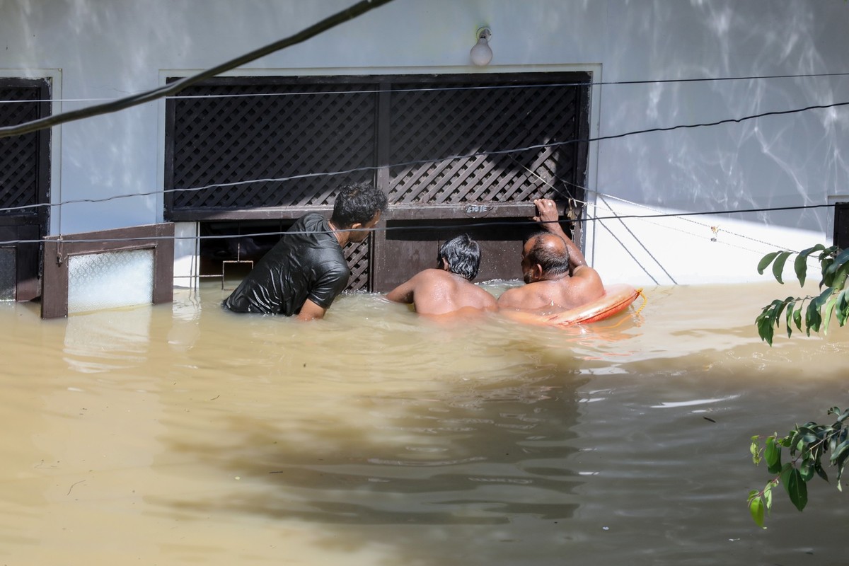 epa12559528 People try to salvage their belongings after heavy rainfall in a suburb of Colombo, Sri Lanka, 30 November 2025. Many parts of the island have been inundated due to heavy rains. According  ...