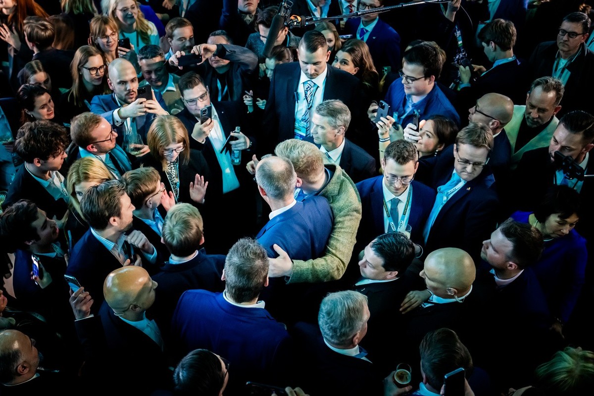 23.02.2025, Berlin: CDU-Anh�nger machen im Konrad-Adenauer-Haus Fotos mit Friedrich Merz (CDU), Parteivorsitzender und Kanzlerkandidat. Am Sonntag fand die vorgezogene Wahl zum 21. Deutschen Bundestag ...