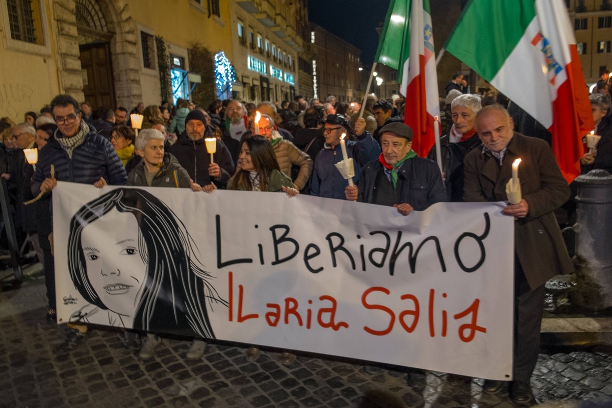 Des manifestants brandissent une banderole à gauche avec l'inscription en italien « Libérons Ilaria Salis », à Rome, le 14 février 2024