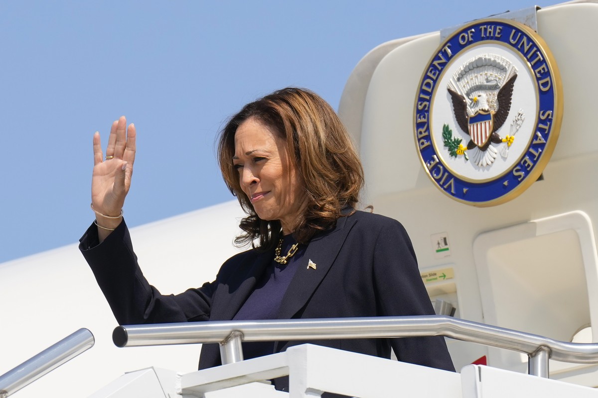 Democratic presidential nominee Vice President Kamala Harris arrives in Pittsburgh International Airport, in Coraopolis, Pa., Thursday, Sept. 5, 2024, where she is expected to prepare for the first pr ...