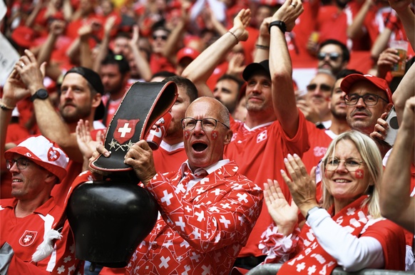 Schweizer Fans mit ihren Glocken