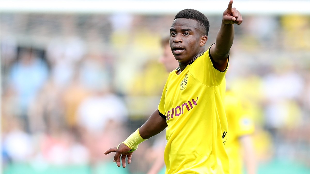 epa07651991 Dortmund's Youssoufa Moukoko gives advise during the U17 German Championship final soccer match between Borussia Dortmund and 1. FC Cologne in Dortmund, Germany, 16 June 2019. EPA/FRI ...