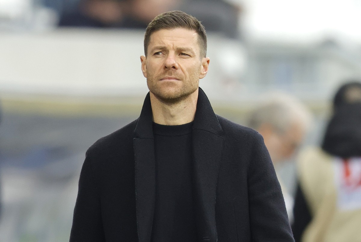 epa11123273 Leverkusen's head coach Xabi Alonso looks on before the German Bundesliga soccer match between SV Darmstadt 98 and Bayer 04 Leverkusen in Darmstadt, Germany, 03 February 2024. EPA/RON ...