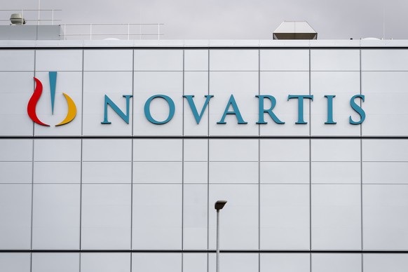 ARCHIVBILD ZUR MELDUNG, DASS NOVARTIS SANDOZ AUSGLIEDERT --- Das Novartis-Logo an einem Produktionswerk von Novartis in Stein, am Montag, 3. September 2018. (KEYSTONE/Georgios Kefalas)