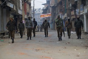 Wie gespannt die Stimmung in Kaschmir nach wie vor ist, zeigen diese Bilder vom vergangenen Monat: Vor den dortigen Wahlen am 14. Dezember standen die Sicherheitsbehörden unter Hochspannung.