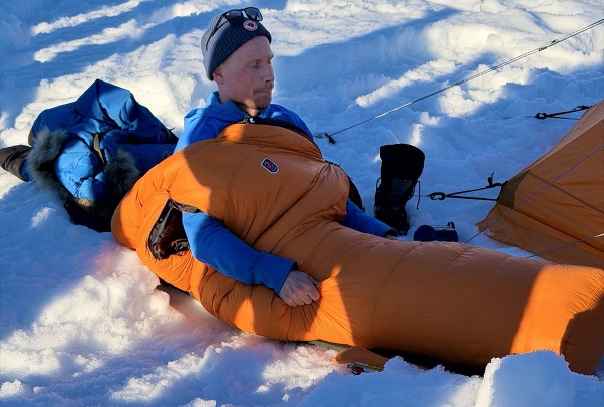 Daniel zeigt uns, wie man im Schlafsack am Morgen das Frühstück geniessen kann, ohne wirklich rauskriechen zu müssen.