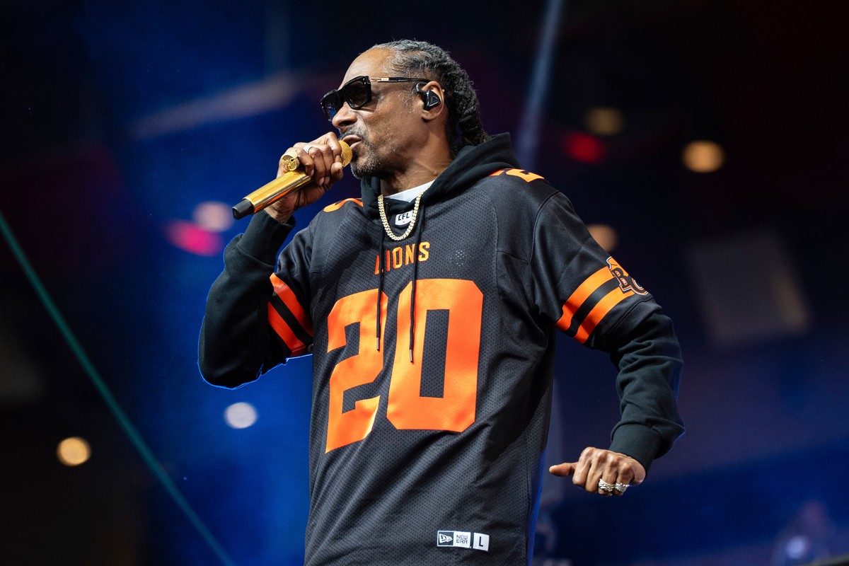 Snoop Dogg performs before the Edmonton Elks and the British Columbia Lions play a CFL football game in Vancouver, British Columbia, Saturday, June 7, 2025. (Ethan Cairns/The Canadian Press via AP)
Sn ...