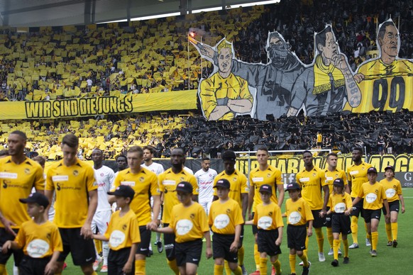 Die Teams kommen ins Stadion vor dem Super League Spiel zwischen BSC Young Boys Bern und Servette FC am Sonntag, 21. Juli 2019 im Stade de Suisse in Bern. (KEYSTONE/Peter Klaunzer)