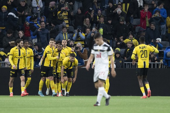 YBs Spieler feiern den Treffer zum 1-0 im Fussball Meisterschaftsspiel der Swiss Super League zwischen BSC Young Boys, YB, und FC Lugano, LUG, vom Sonntag, 10. November 2024 in Stadion Wankdorf in Ber ...