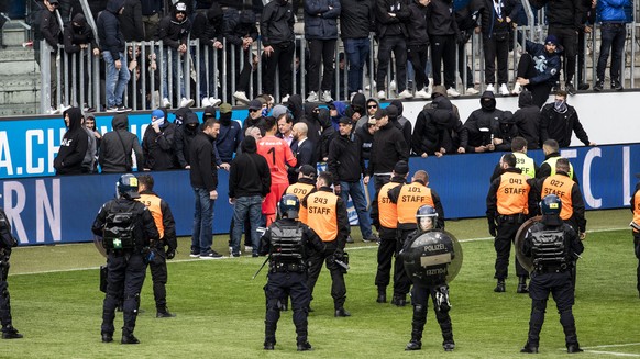 Grasshopper Goalie Heinz Lindner, Mitte mit orangem Shirt, spricht mit den GC Fans im Fussball Meisterschaftsspiel der Super League zwischen dem FC Luzern und dem Grasshopper Club Zuerich in der Swiss ...