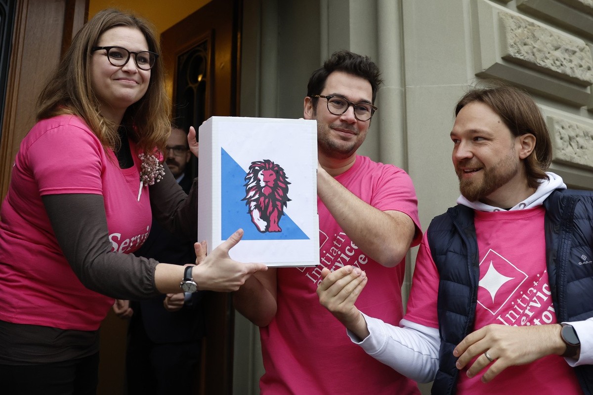 Kampagnenleiterin und Co-Praesidentin Noemie Roten, links, Komitee-Mitglied Michel Rickhaus, Mitte, und Co-Praesident Quentin Adler, rechts, reichen die Schachteln mit den gesammelten Unterschriften w ...
