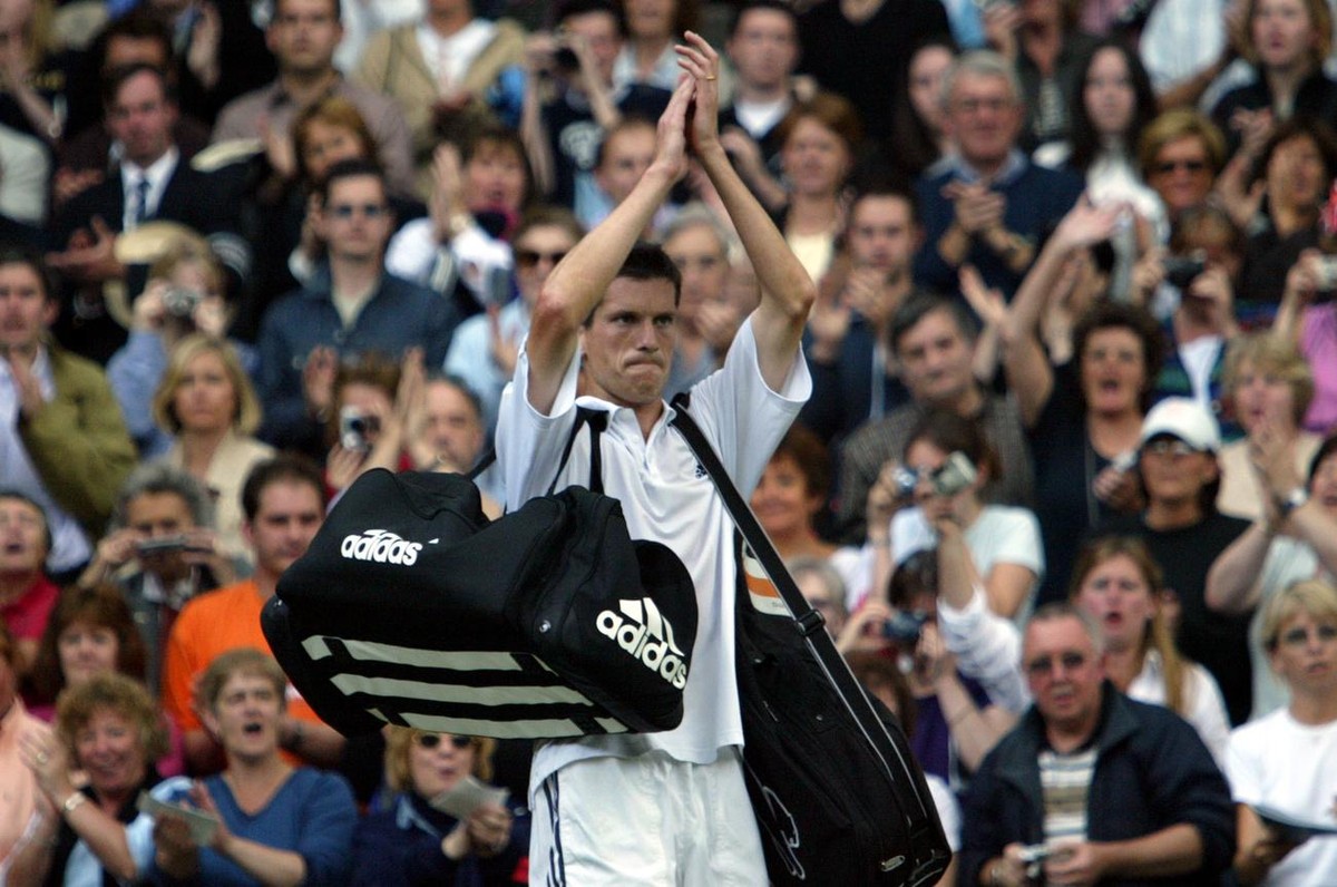 WIM46 - 20020705, WIMBLEDON, UNITED KINGDOM : Britain's Tim Henman waves to the crowd after loosing his semi final match against Australian Lleyton Hewitt at the Wimbledon Tennis Championships, 0 ...