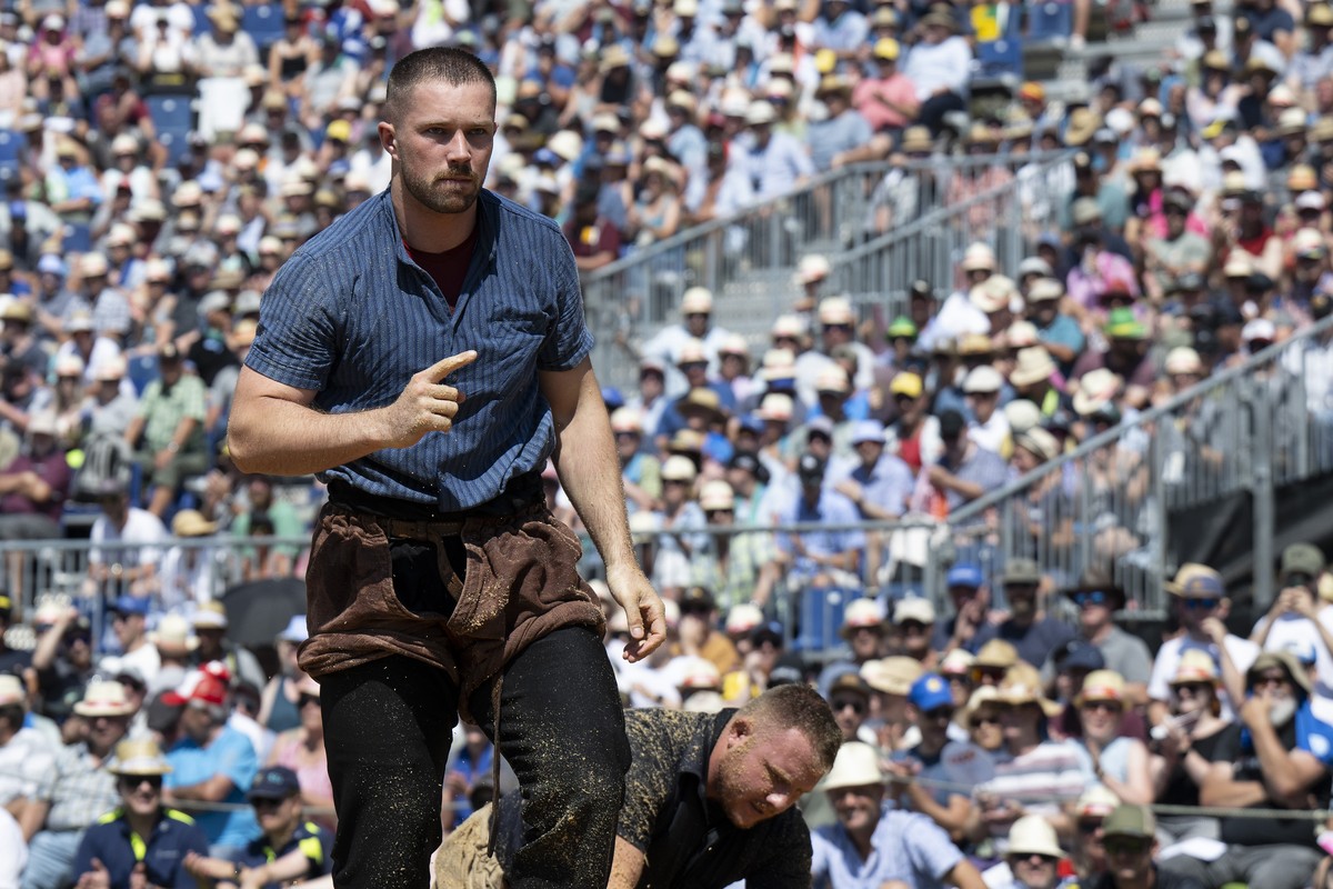 Fabian Staudenmann gewinnt gegen Patrick Gobeli im vierten Gang beim Bernisch-Kantonalen Schwingfest, am Sonntag, 11. August 2024, In Burgdorf. (KEYSTONE/Peter Schneider)