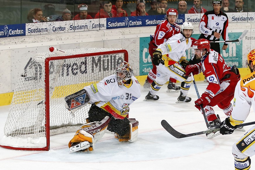 Andrew Clark schiesst das Siegtor. Keeper Gauthier Descloux wirkt ohne Stock hilflos.