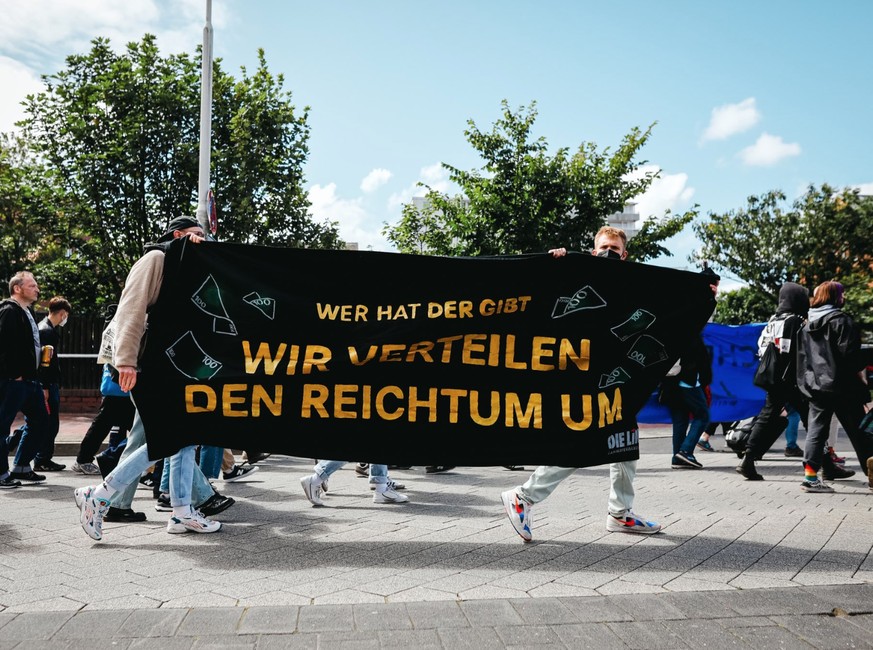 Demonstrierende auf Sylt: Hunderte protestierten am Samstag auf der Nordseeinsel.