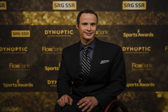 Der nominierte Rollstuhlfahrer Marcel Hug posiert an der Verleihung der Sports Awards 2021, am Sonntag, 12. Dezember 2021 in Zuerich. (KEYSTONE/Michael Buholzer)