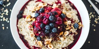 Dafür lohnt es sich, 10 Minuten früher aufzustehen: Hafer-Chia-Brei mit heissen Beeren