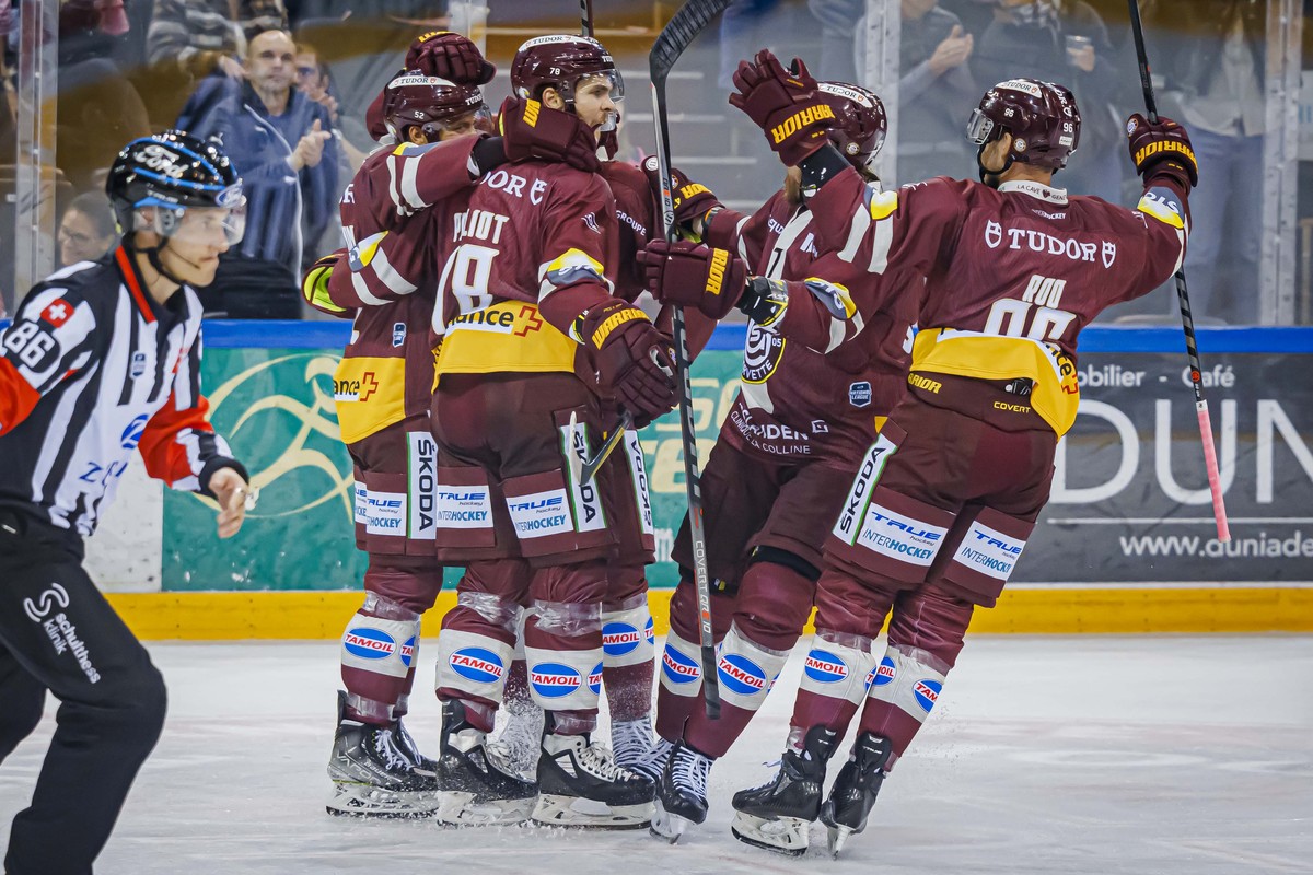 L'attaquant genevois Marc-Antoine Pouliot, 3e droite, celebre son but lors du match du championnat suisse de hockey sur glace de National League entre le Geneve Servette HC, GSHC, et les ZSC Lion ...