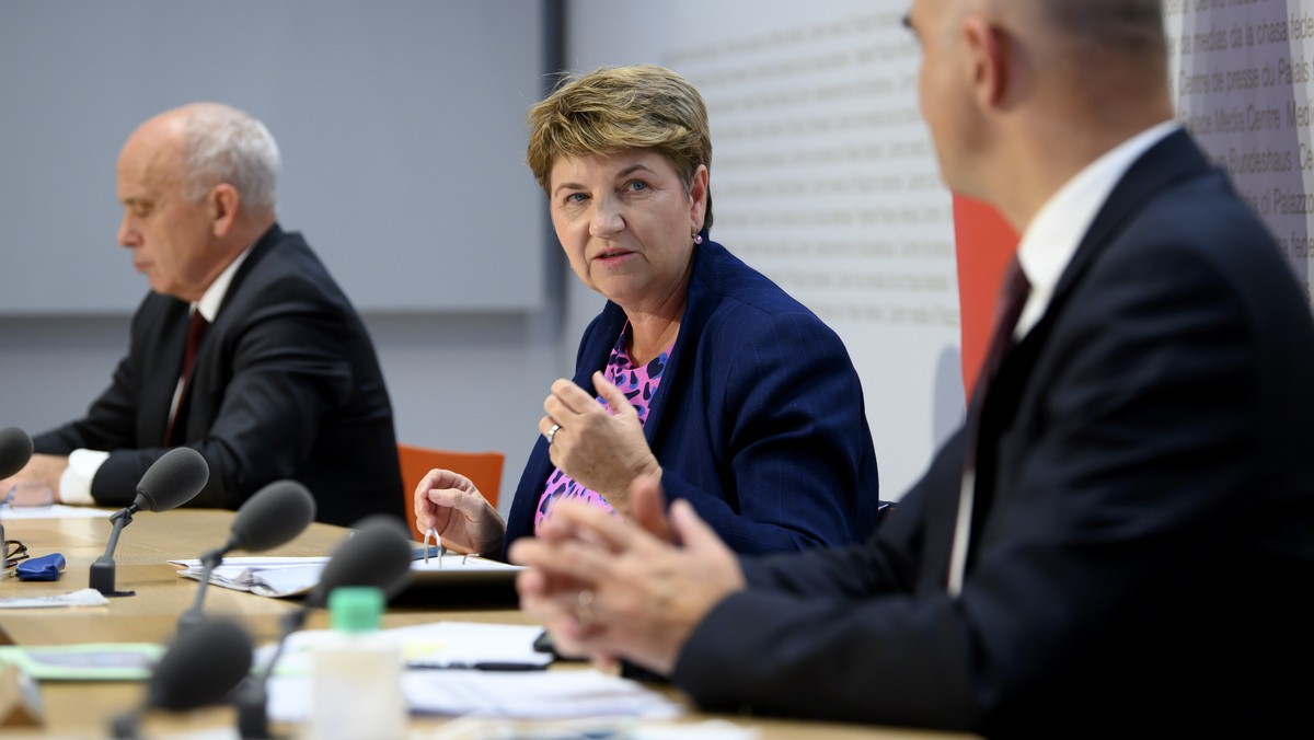 Bundesraetin Viola Amherd, Mitte, spricht an der Seite von .Bundesrat Ueli Maurer, links, und Bundesrat Alain Berset, rechts, waehrend einer Medienkonferenz des Bundesrates, am Mittwoch, 4. November 2 ...