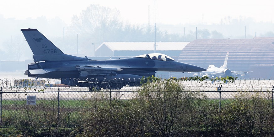 epa10948684 An F-16 fighter of the U.S. Air Force lands at the U.S. Osan Air Base in Pyeongtaek, south of Seoul, South Korea, 30 October 2023, as South Korea and the United States launched the five-da ...