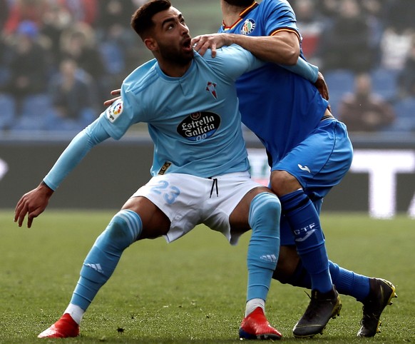 epa07355117 Celta Vigo&#039;s midfielder Brais Mendez (L) vies for the ball with Getafe&#039;s Uruguayan defender Leandro Daniel Cabrera (R) during the Spanish LaLiga soccer match between Getafe and C ...