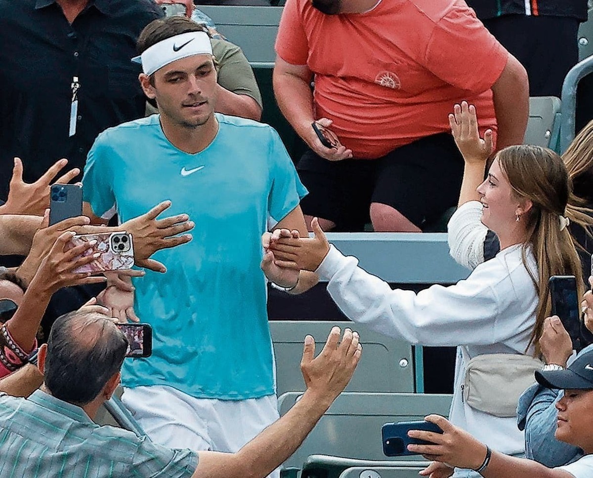 La proximité entre les joueurs (ici Taylor Fritz) et le public est aussi plus grande à l'UTS que sur les tournois traditionnels.