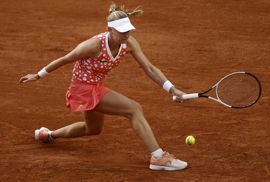 epa12141705 Jil Teichmann of Switzerland in action during her Women&#039;s 2nd round match against Aryna Sabalenka of Belarus at the French Open Grand Slam tennis tournament at Roland Garros in Paris, ...