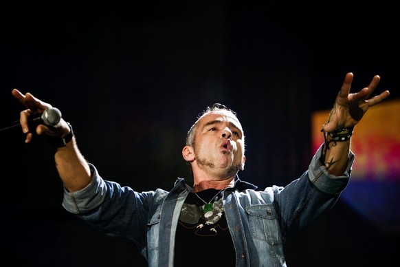 Italian singer Eros Ramazzotti performs on the stage of the Hallenstadion in Zurich, Switzerland, Wednesday, December 9, 2009. (KEYSTONE/Ennio Leanza)