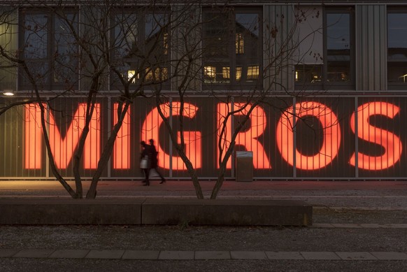 The Migros logo on the facade of the building complex &quot;Puls 5&quot;, pictured in Zurich, Switzerland, on January 19, 2018. (KEYSTONE/Christian Beutler) 

Das Migros-Logo an der Fassade des Gebaeu ...