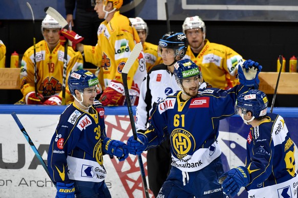 Jubel bei den Davosern vor der Bieler Bank mit Oliver Heinen, Fabrice Herzog (Torschuetze) und Yannick Frehner, von links, im Eishockey-Qualifikationsspiel der National League zwischen dem HC Davos un ...