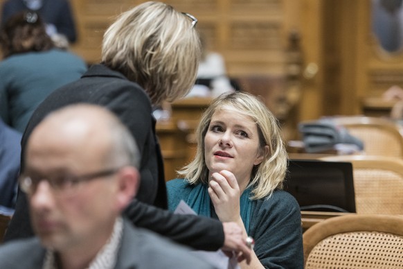 Kathrin Bertschy, GLP-BE, Mitte, diskutiert mit Maya Graf, GP-BL, an der Wintersession der Eidgenoessischen Raete, am Montag, 3. Dezember 2018 im Nationalrat in Bern. (KEYSTONE/Alessandro della Valle)