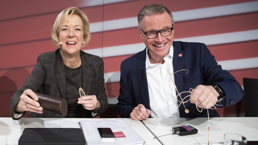 VR-Praesidentin Monika Ribar, links, und CEO Andreas Meyer, am Ende der Bilanzmedienkonferenz der SBB, am Dienstag, 19. Maerz in Bern. (KEYSTONE/Peter Klaunzer)