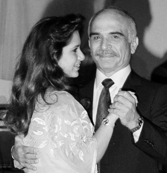 Haya mit ihrem Vater, König Hussein I. von Jordanien. 