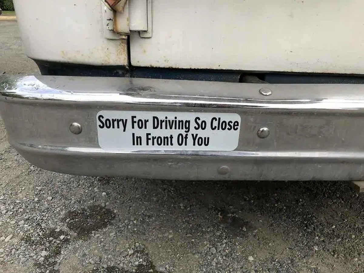 Okay bei diesen Autoaufklebern mussten wir lachen. 
https://pleated-jeans.com/2024/09/18/hilarious-bumper-stickers/