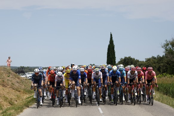 epa11483250 The peloton in action during the 17th stage of the 2024 Tour de France cycling race over 177km from Saint-Paul-Trois-Chateaux to Superdevoluy, France, 17 July 2024. EPA/SEBASTIEN NOGIER